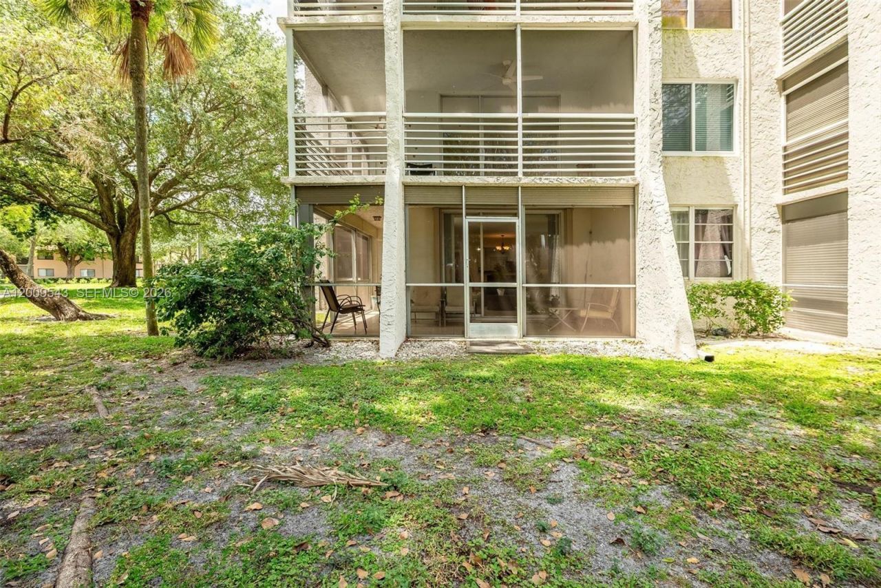 9340 Lagoon Pl , Unit 110, Davie, FL 33324 Photo