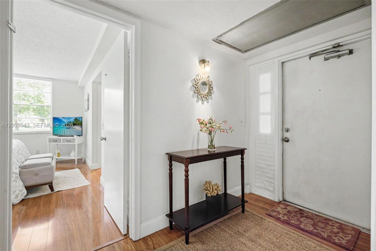 9340 Lagoon Pl , Unit 110, Davie, FL 33324 Photo