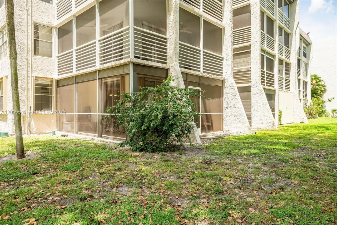 9340 Lagoon Pl , Unit 110, Davie, FL 33324 Photo