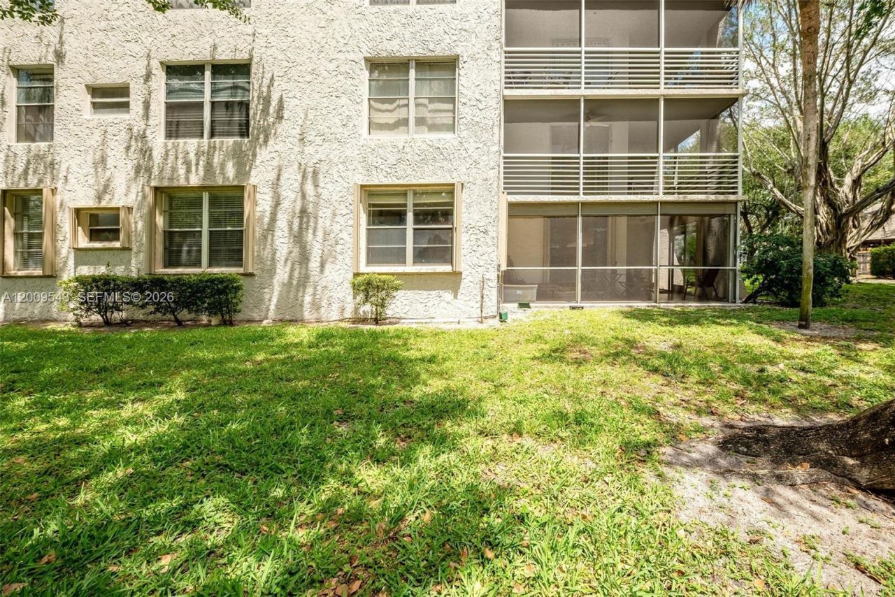9340 Lagoon Pl , Unit 110, Davie, FL 33324 Photo
