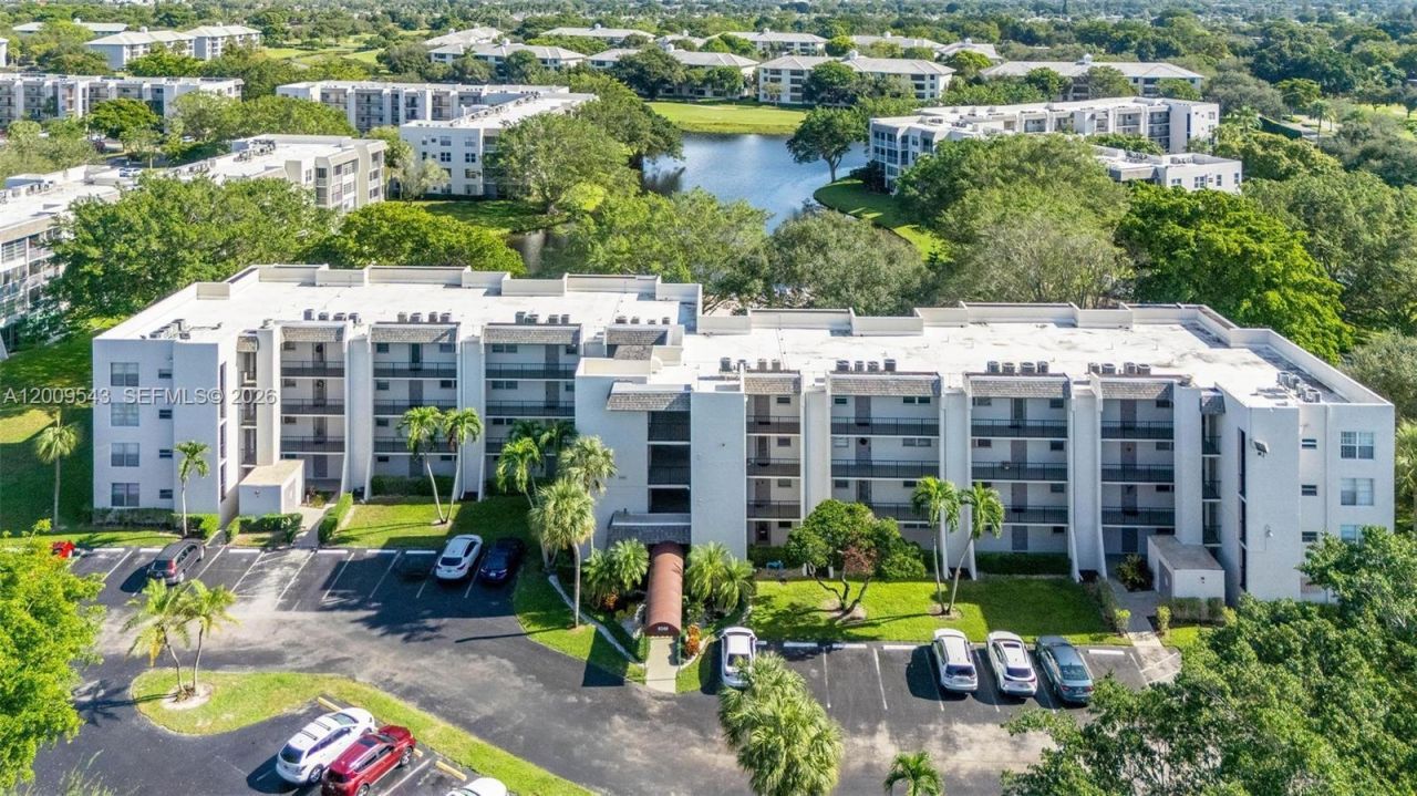 9340 Lagoon Pl , Unit 110, Davie, FL 33324 Photo