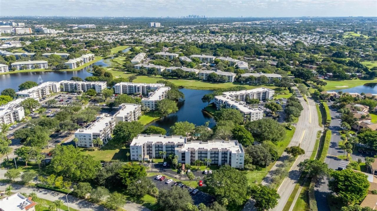 9340 Lagoon Pl , Unit 110, Davie, FL 33324 Photo