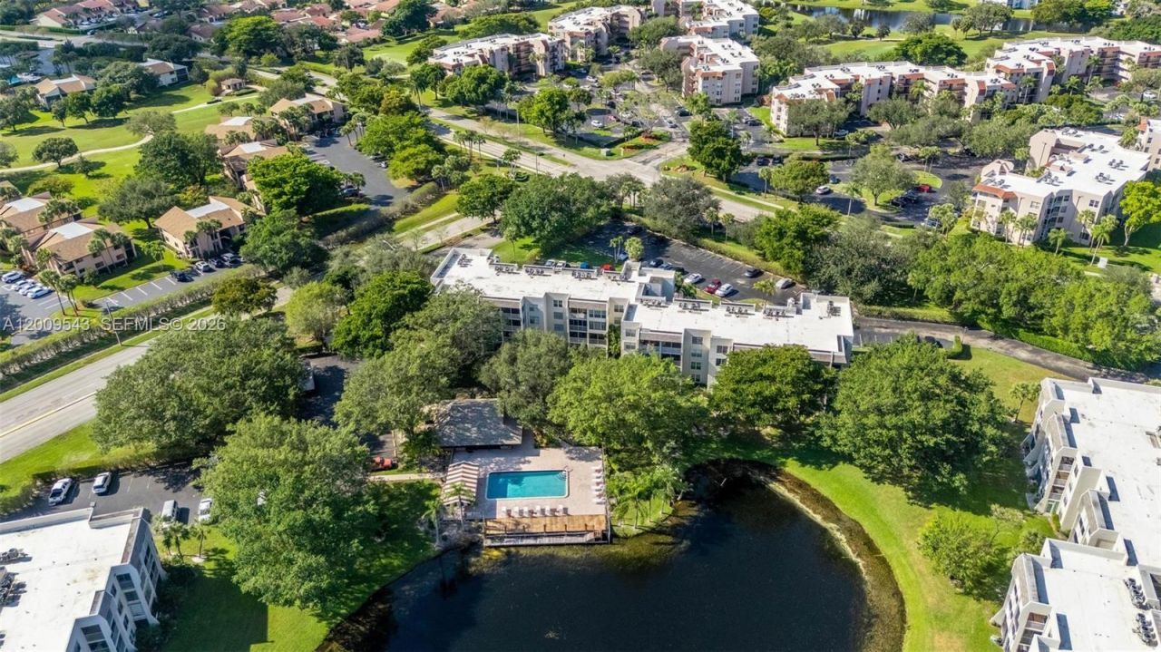 9340 Lagoon Pl , Unit 110, Davie, FL 33324 Photo