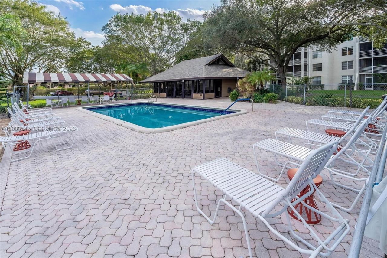 9340 Lagoon Pl , Unit 110, Davie, FL 33324 Photo