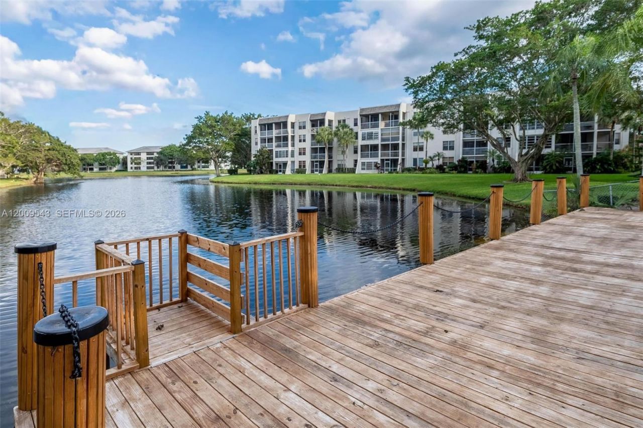 9340 Lagoon Pl , Unit 110, Davie, FL 33324 Photo