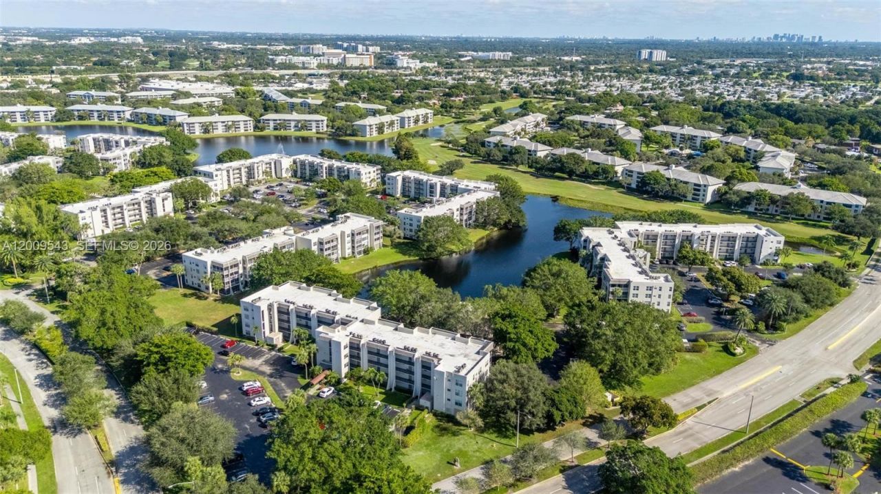 9340 Lagoon Pl , Unit 110, Davie, FL 33324 Photo