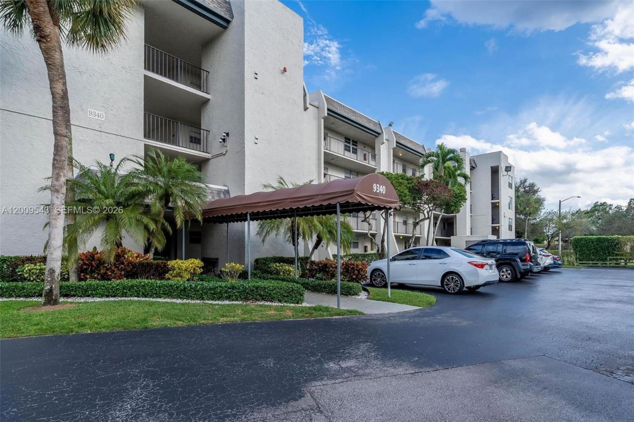9340 Lagoon Pl , Unit 110, Davie, FL 33324 Photo