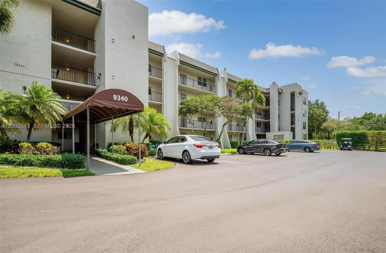 9340 Lagoon Pl , Unit 110, Davie, FL 33324 Photo