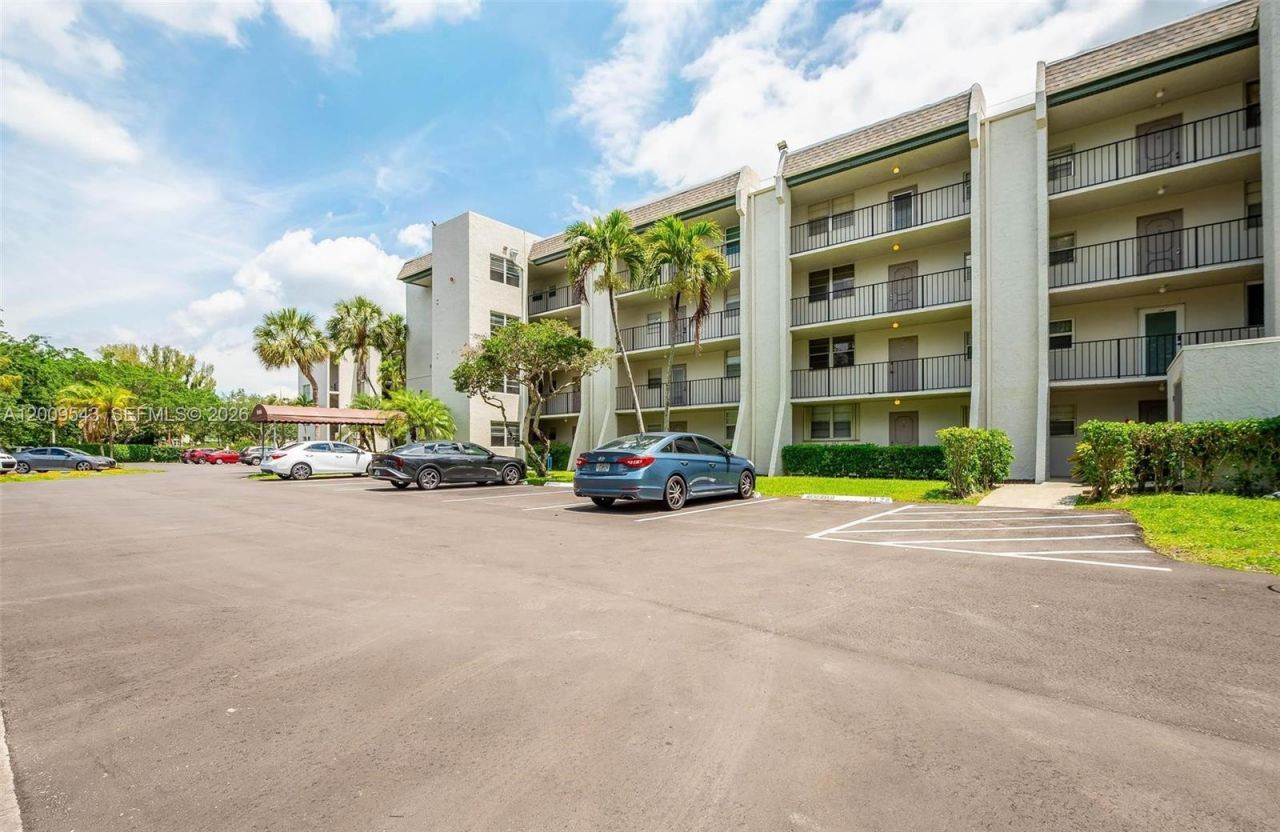 9340 Lagoon Pl , Unit 110, Davie, FL 33324 Photo