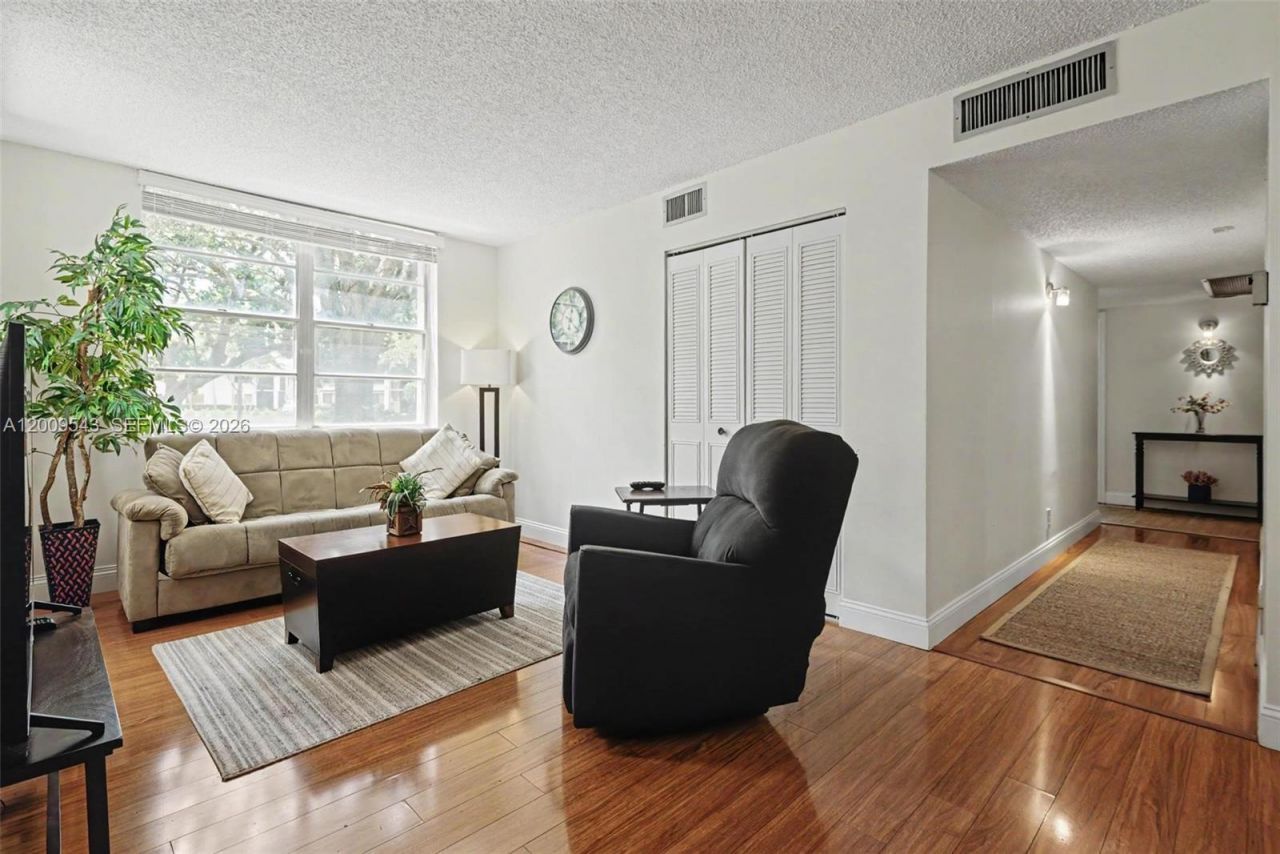 9340 Lagoon Pl , Unit 110, Davie, FL 33324 Photo