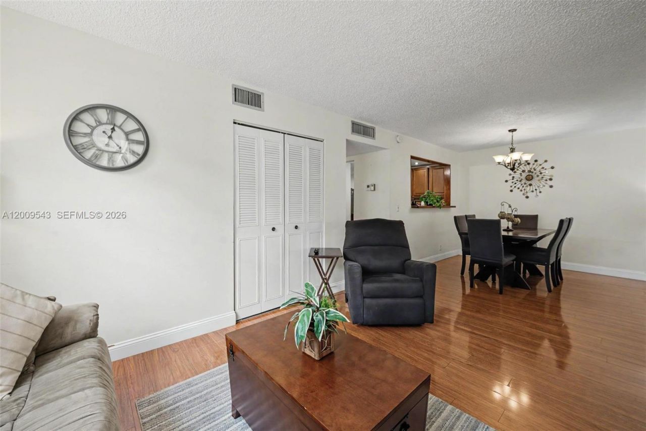 9340 Lagoon Pl , Unit 110, Davie, FL 33324 Photo
