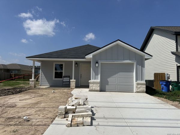 240 W martindale st, Seguin, TX 78155