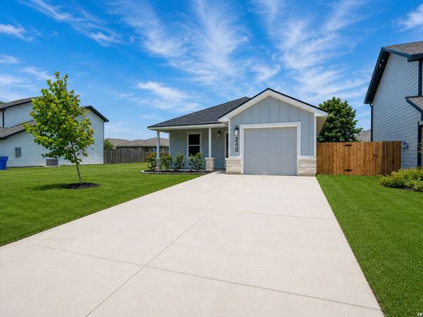 240 W martindale st, Seguin, TX 78155