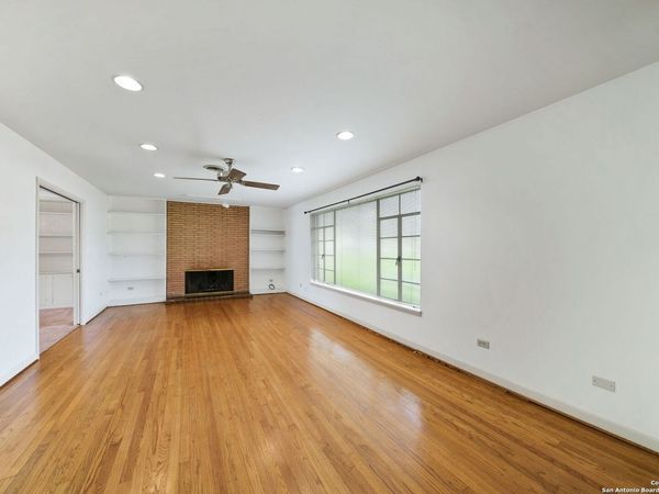 112 SUNWAY DR, Hollywood Park, TX 78232