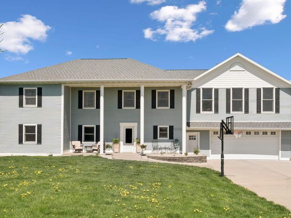 9933 Laudeville Road, Dubuque, IA 52003