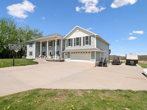 9933 Laudeville Road, Dubuque, IA 52003
