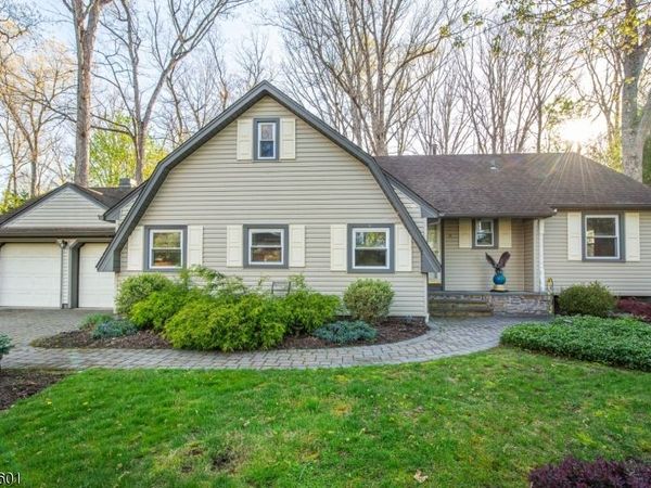 16 E Circuit Dr, Roxbury, NJ 07876