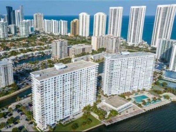300 Bayview Dr , Unit 915, Sunny Isles Beach, FL 33160