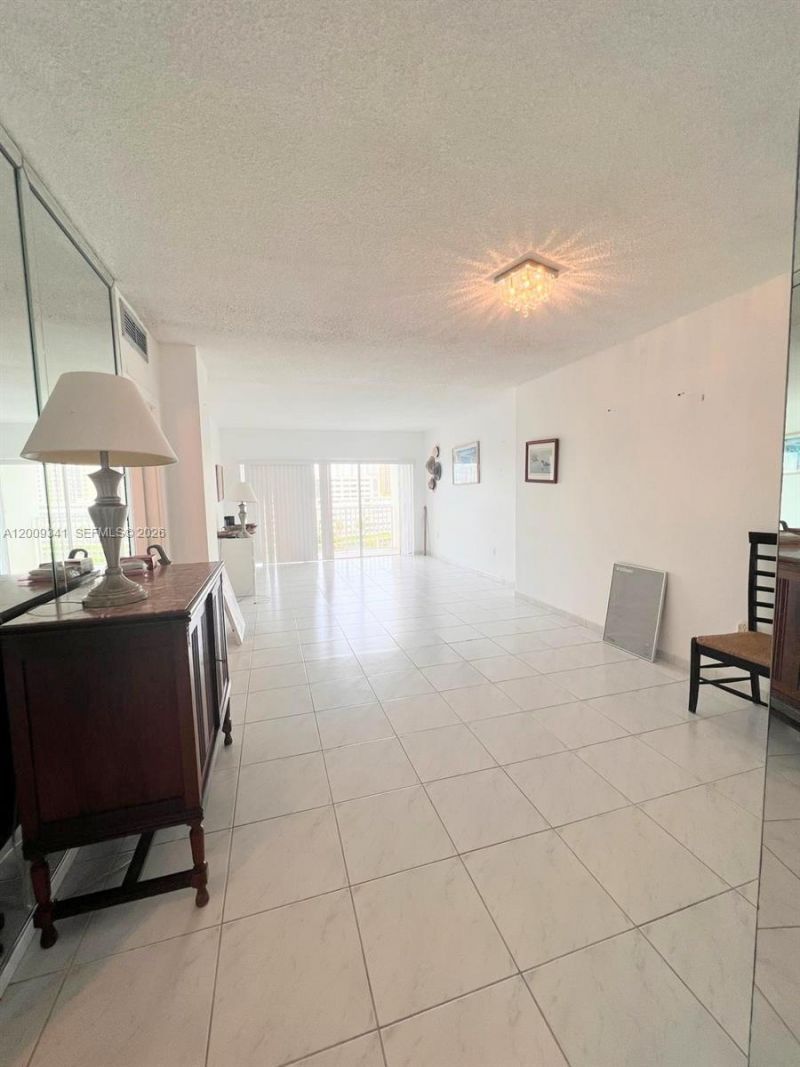 300 Bayview Dr , Unit 915, Sunny Isles Beach, FL 33160 Photo
