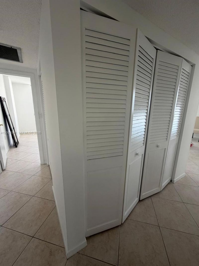 300 Bayview Dr , Unit 915, Sunny Isles Beach, FL 33160 Photo