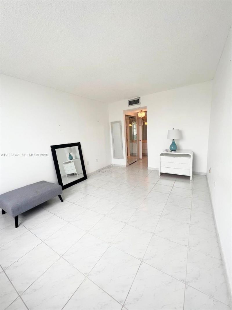 300 Bayview Dr , Unit 915, Sunny Isles Beach, FL 33160 Photo