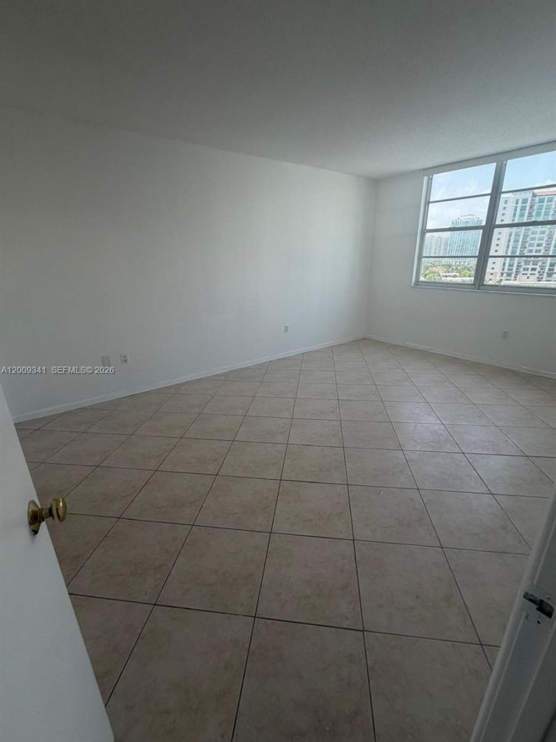 300 Bayview Dr , Unit 915, Sunny Isles Beach, FL 33160 Photo