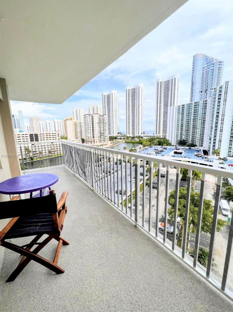300 Bayview Dr , Unit 915, Sunny Isles Beach, FL 33160 Photo