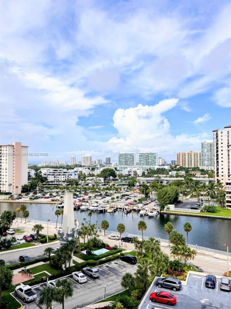 300 Bayview Dr , Unit 915, Sunny Isles Beach, FL 33160 Photo