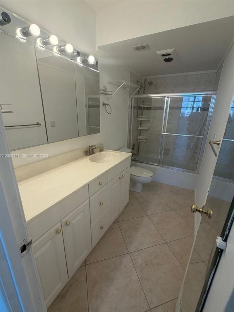 300 Bayview Dr , Unit 915, Sunny Isles Beach, FL 33160 Photo