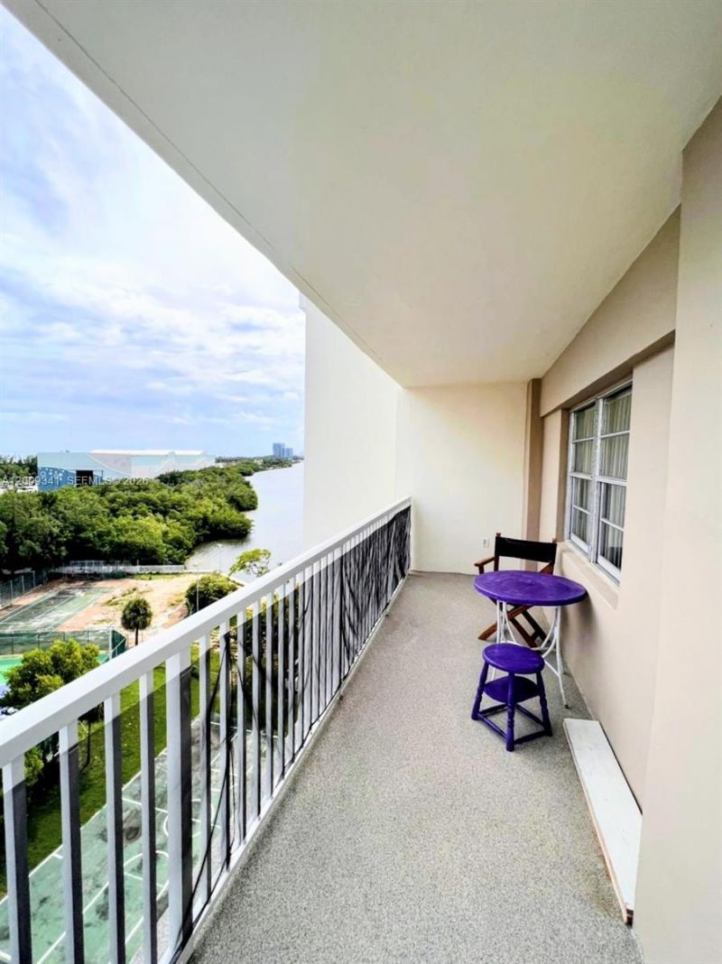 300 Bayview Dr , Unit 915, Sunny Isles Beach, FL 33160 Photo