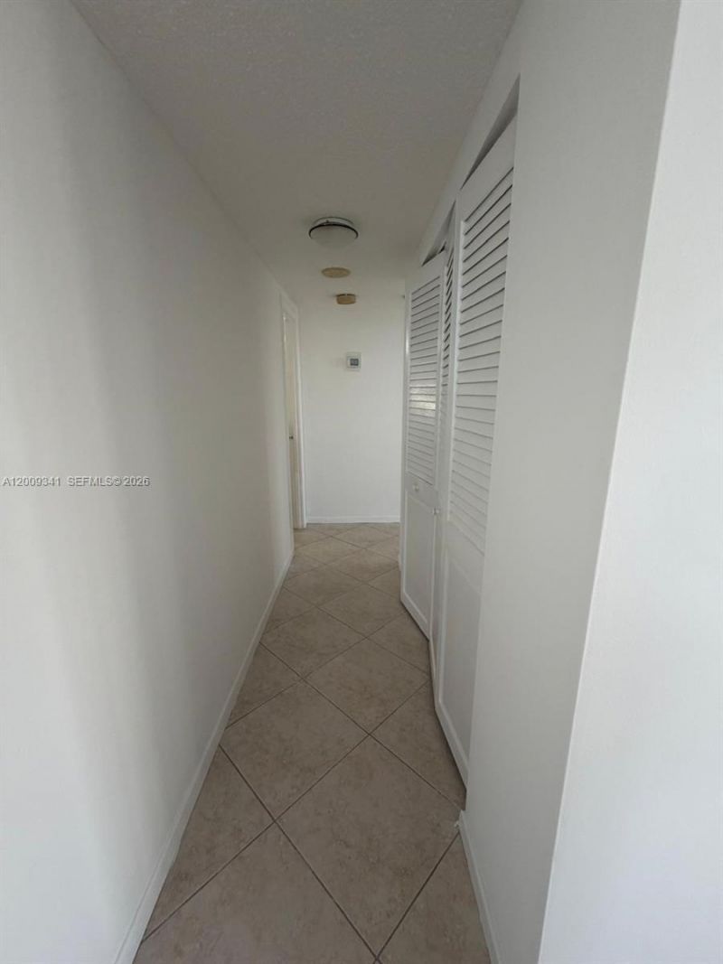 300 Bayview Dr , Unit 915, Sunny Isles Beach, FL 33160 Photo