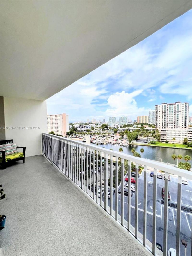 300 Bayview Dr , Unit 915, Sunny Isles Beach, FL 33160 Photo