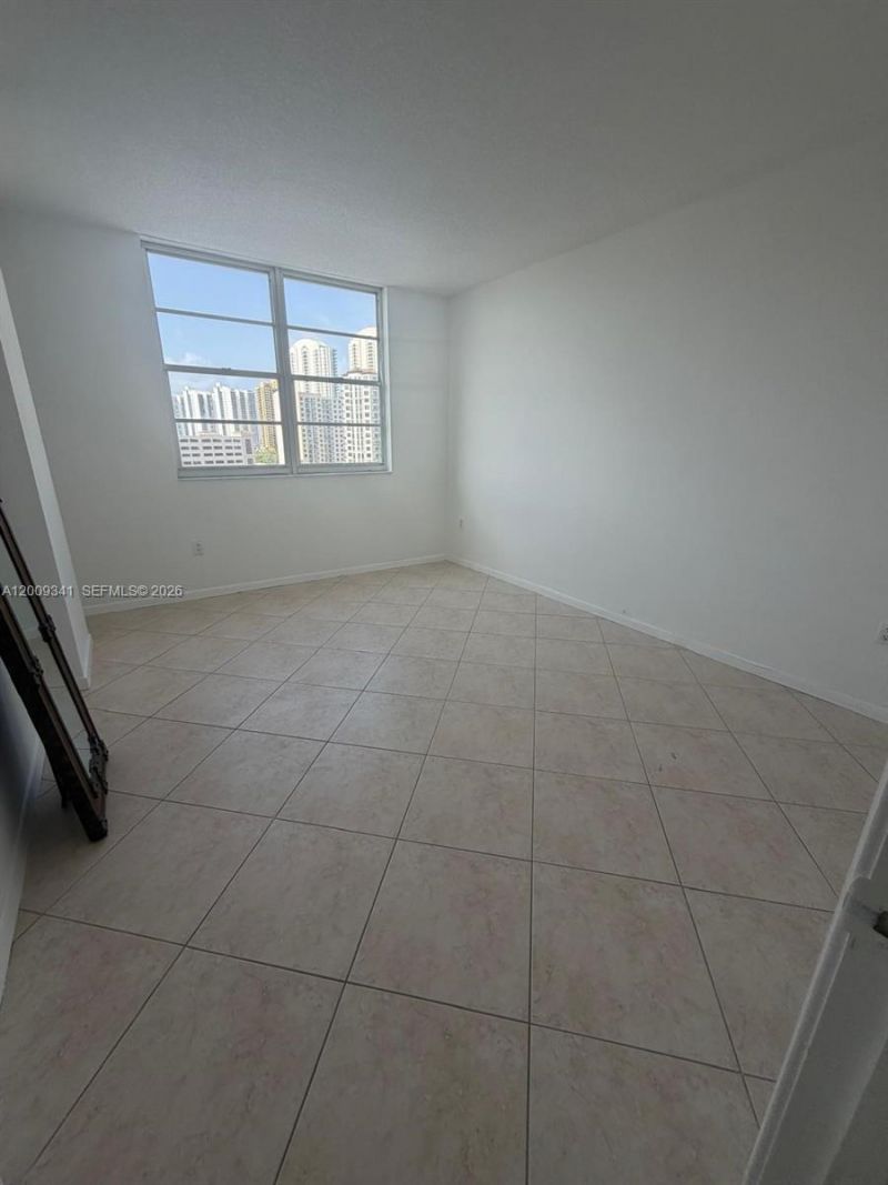 300 Bayview Dr , Unit 915, Sunny Isles Beach, FL 33160 Photo