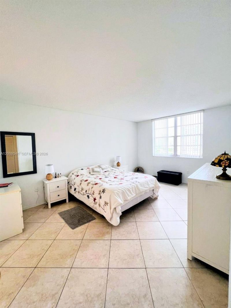 300 Bayview Dr , Unit 915, Sunny Isles Beach, FL 33160 Photo