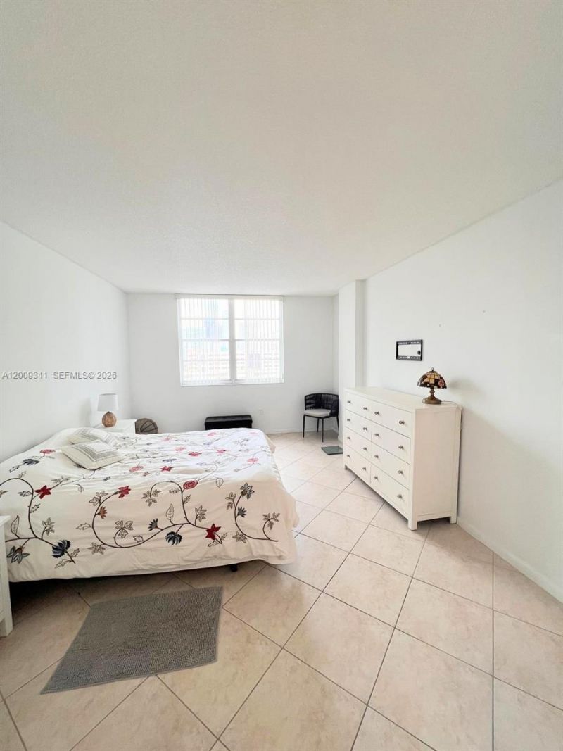 300 Bayview Dr , Unit 915, Sunny Isles Beach, FL 33160 Photo