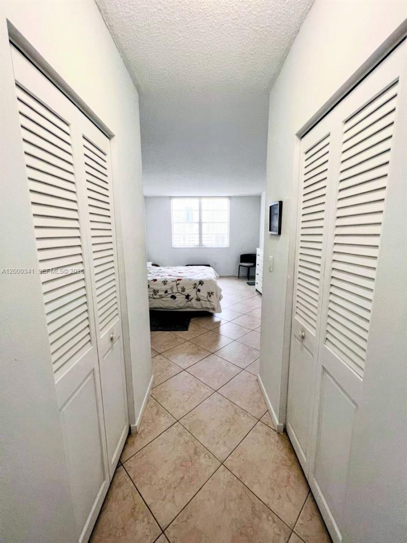 300 Bayview Dr , Unit 915, Sunny Isles Beach, FL 33160 Photo
