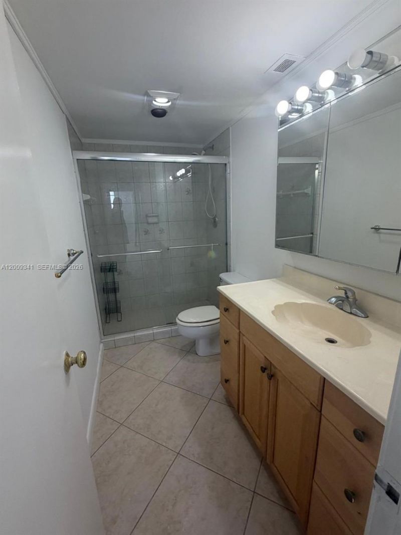 300 Bayview Dr , Unit 915, Sunny Isles Beach, FL 33160 Photo