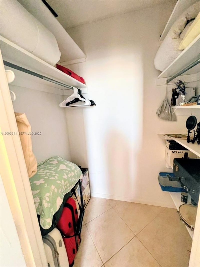 300 Bayview Dr , Unit 915, Sunny Isles Beach, FL 33160 Photo