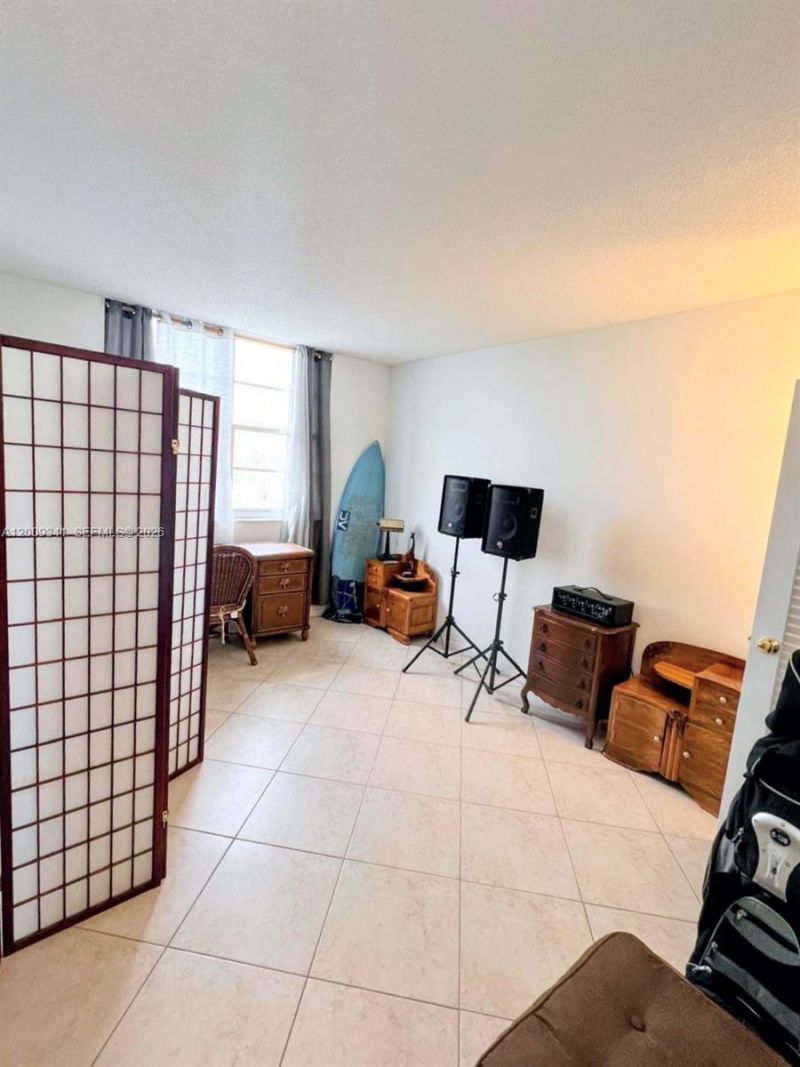 300 Bayview Dr , Unit 915, Sunny Isles Beach, FL 33160 Photo