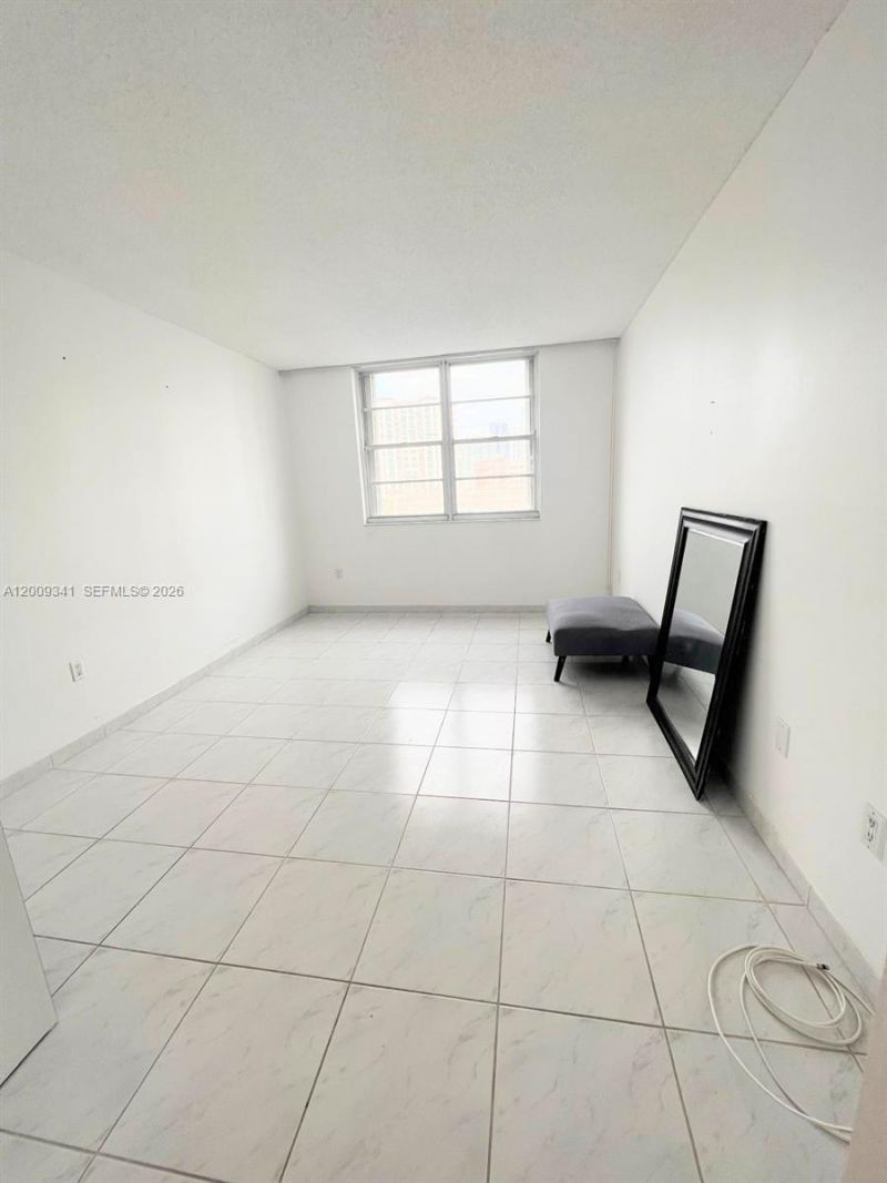 300 Bayview Dr , Unit 915, Sunny Isles Beach, FL 33160 Photo