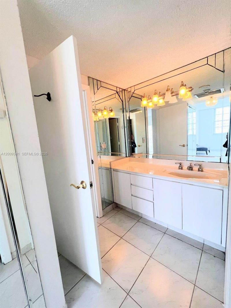 300 Bayview Dr , Unit 915, Sunny Isles Beach, FL 33160 Photo