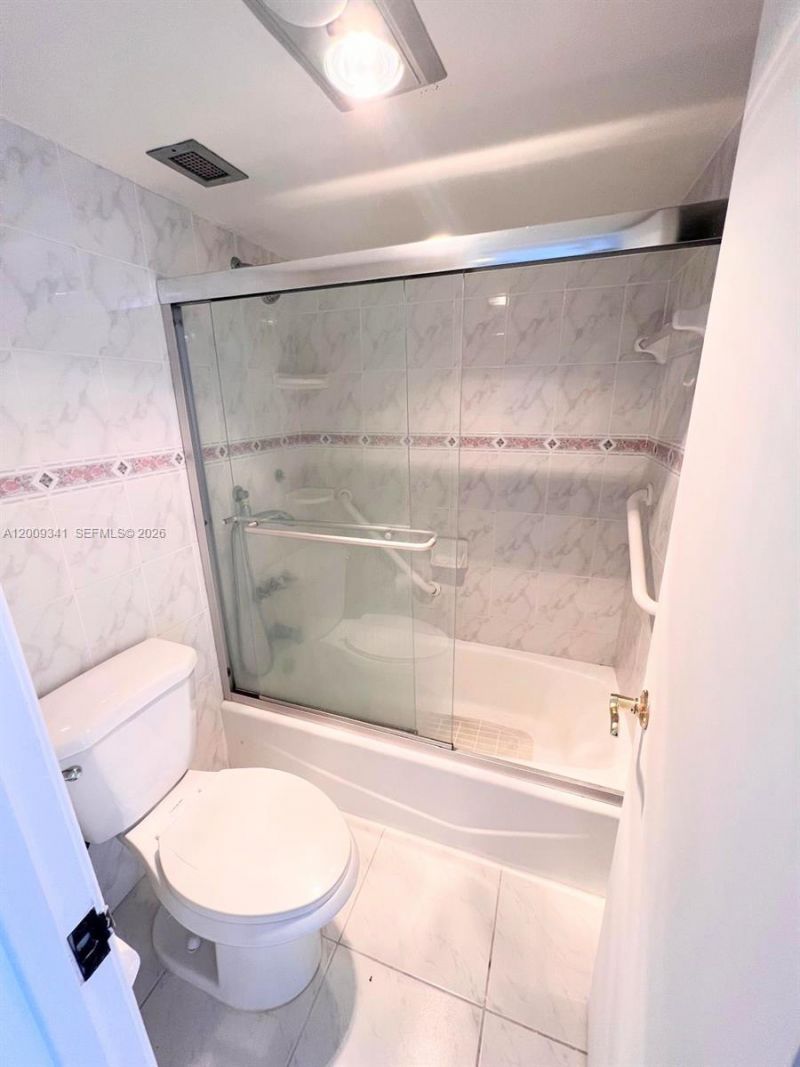 300 Bayview Dr , Unit 915, Sunny Isles Beach, FL 33160 Photo