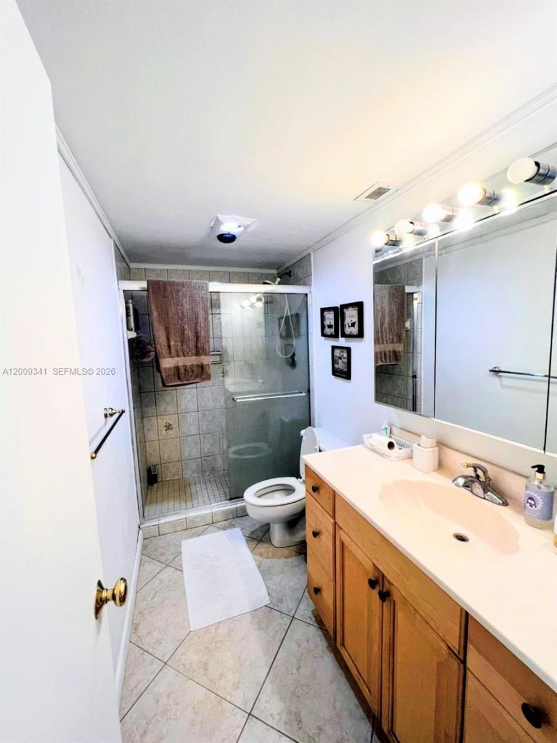 300 Bayview Dr , Unit 915, Sunny Isles Beach, FL 33160 Photo