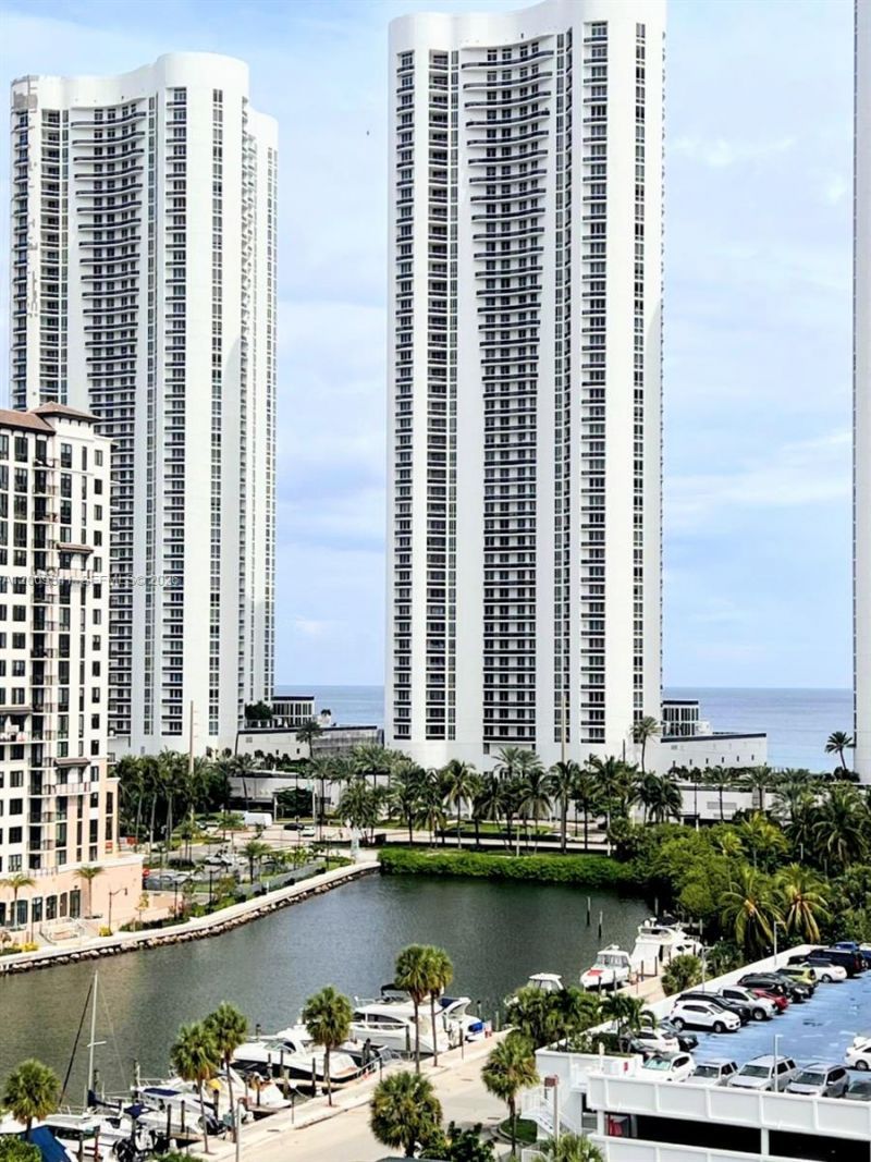 300 Bayview Dr , Unit 915, Sunny Isles Beach, FL 33160 Photo