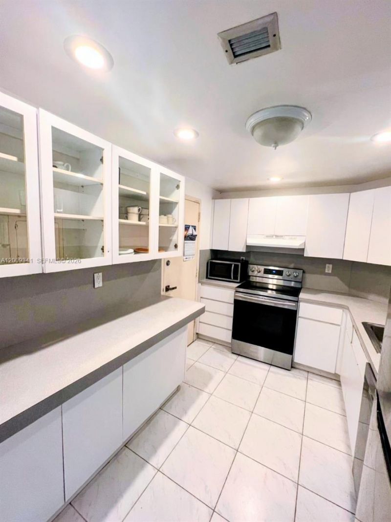 300 Bayview Dr , Unit 915, Sunny Isles Beach, FL 33160 Photo