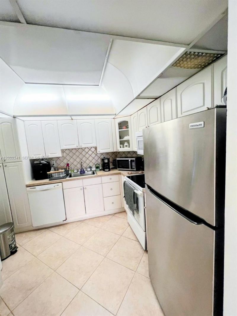 300 Bayview Dr , Unit 915, Sunny Isles Beach, FL 33160 Photo