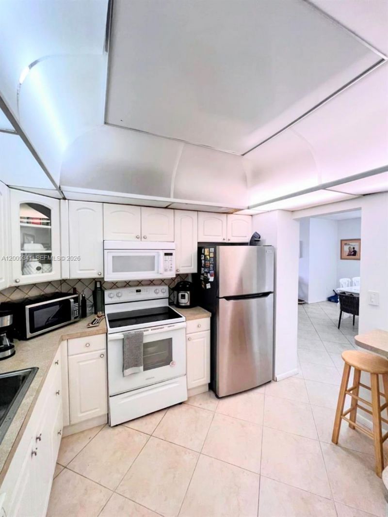 300 Bayview Dr , Unit 915, Sunny Isles Beach, FL 33160 Photo