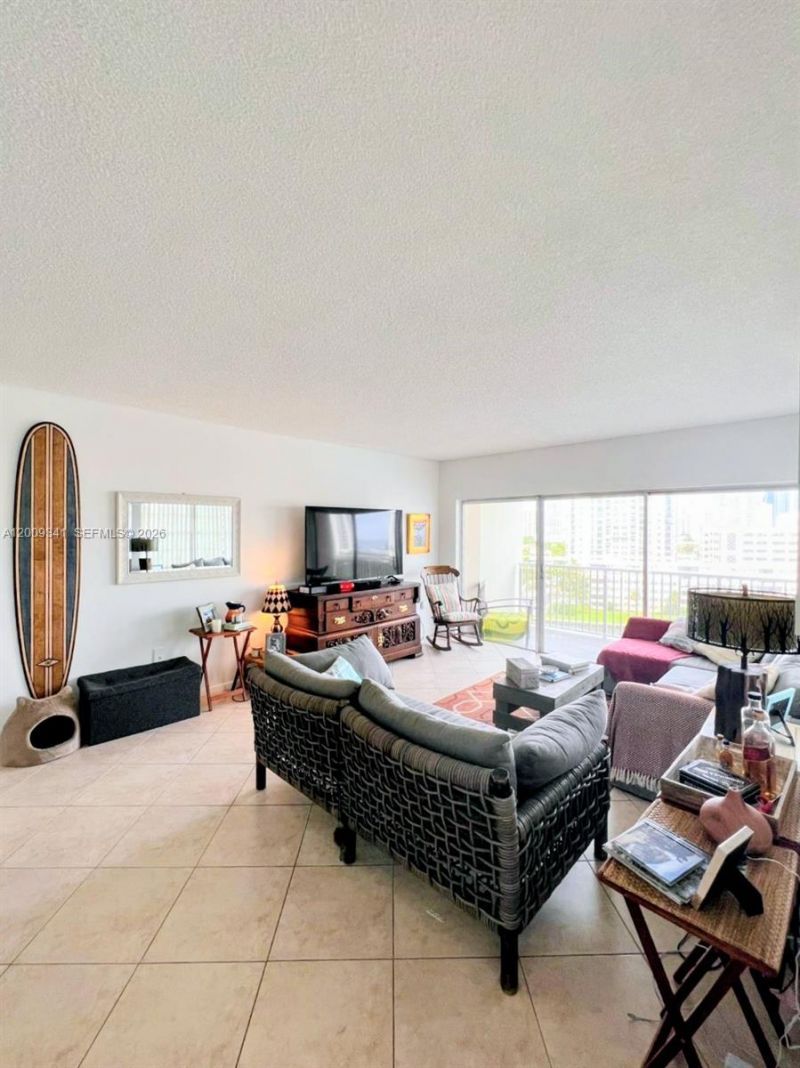 300 Bayview Dr , Unit 915, Sunny Isles Beach, FL 33160 Photo