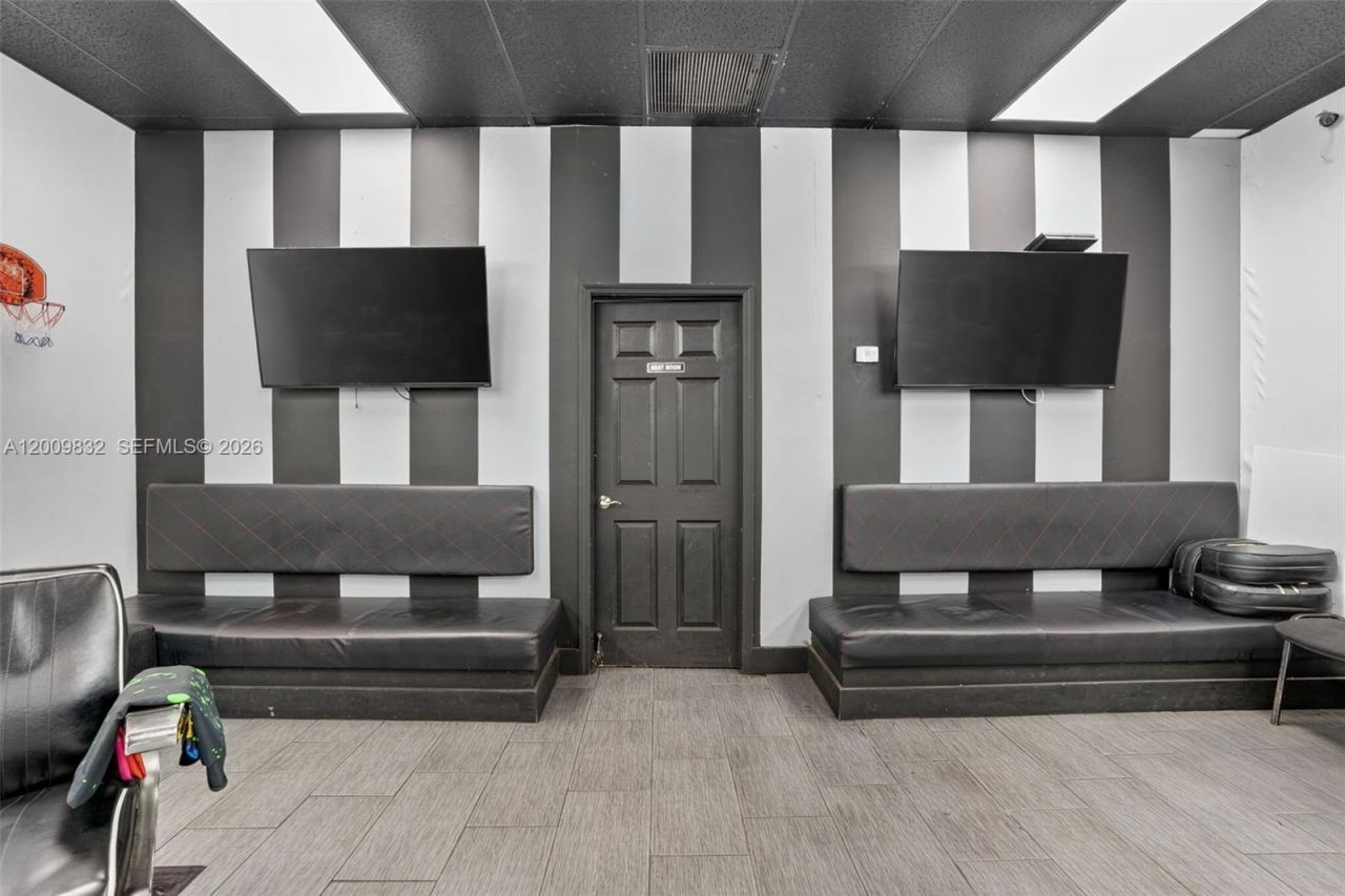 Established Barbershop For Sale â?? Prime Kendall , Kendall, FL 33175 Photo