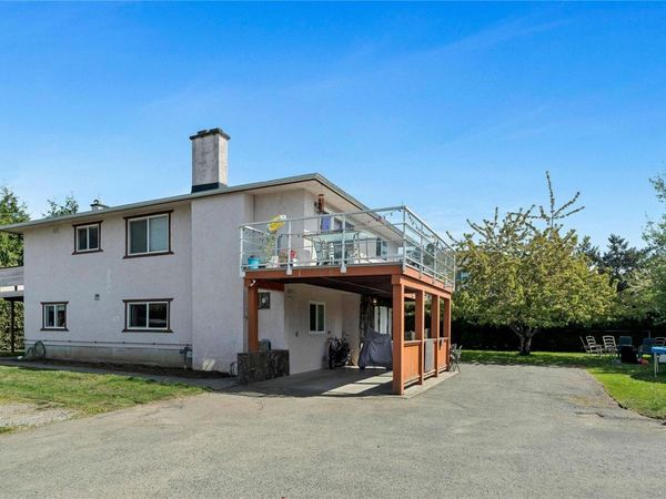 1768 Angola Pl , Saanich, BC V8N 4S6